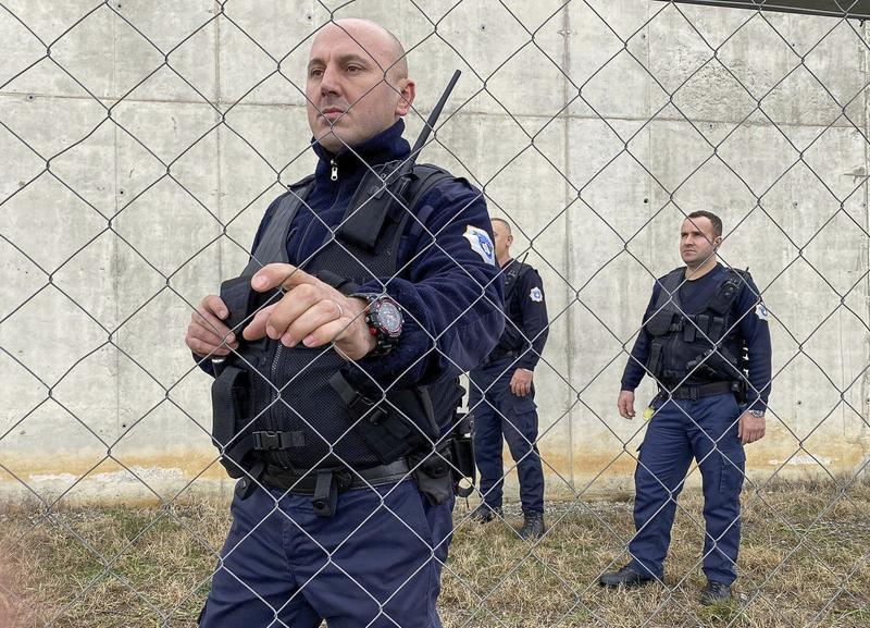 Gardienii de la Gjilian inspectează gardul închisorii, situată la 50 de kilometri sud-est de capitala Pristina, unde Danemarca urmează să administreze noua unitate de 300 de celule. Kosovo, 17 decembrie 2021. 