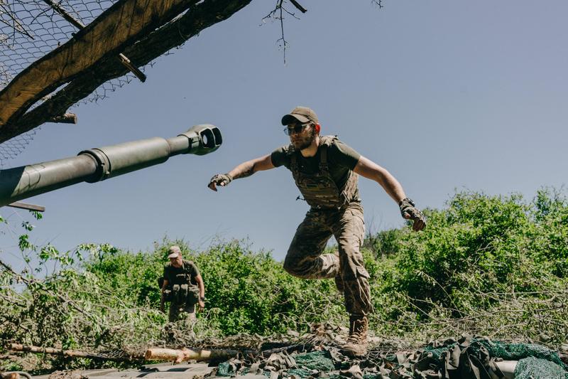 Soldați ucraineni într-o poziție de artilerie de pe frontul din Sloviansk