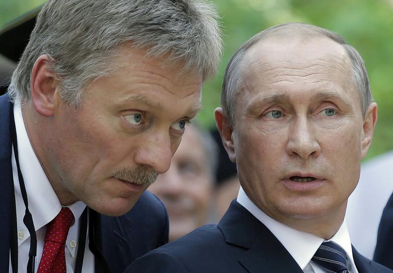 Dmitri Peskov, alături de Vladimir Putin
