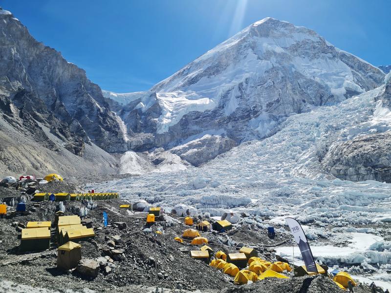 Tabăra de alpiniști la baza muntelui Everest