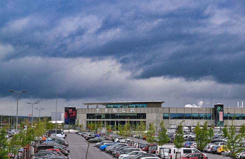 Nori negri se adună deasupra fabricii de automobile Tesla, Germania