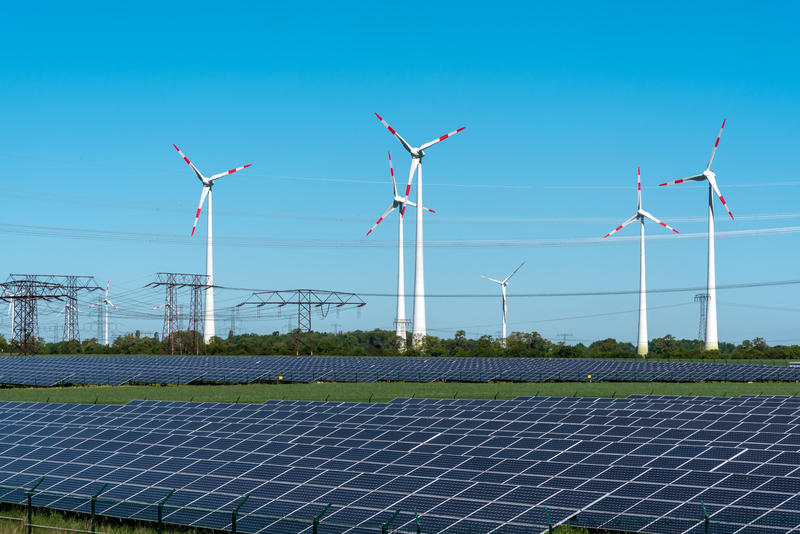 Rețeaua electrică din România are nevoie de investiții pentru a prelua toate capacitățile de energie verde care se construiesc