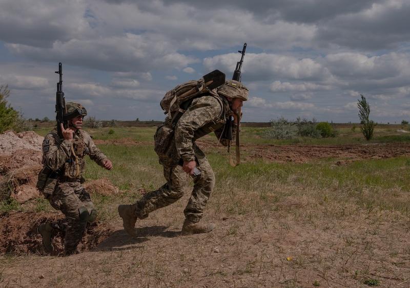 Militari ucraineni care se antrenează în estul Ucrainei