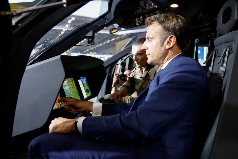Emmanuel Macron intr-un elicopter Airbus H160M Guepard