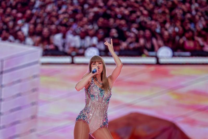 Cântăreața Taylor Swift, în timpul primului dintre cele două spectacole pe care le-a susținut pe stadionul Santiago Bernabeu, la 29 mai 2024, în Madrid, Spania. 