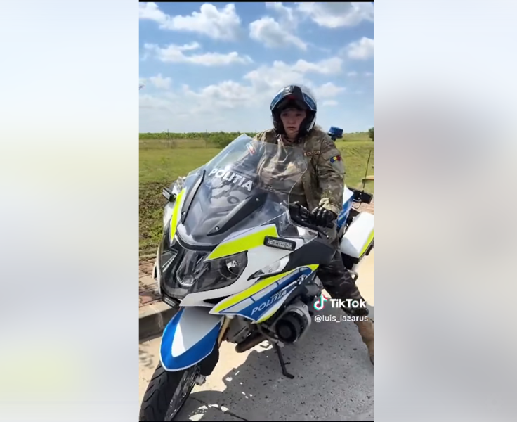 Diana Sosoaca pe motocicleta unui politist