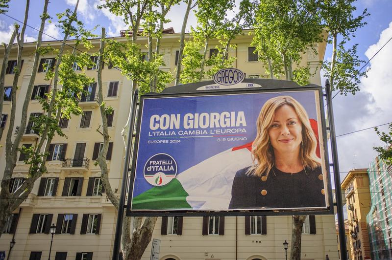 Un panou electoral de mari dimensiuni al partidului politic italian „Fratelli d'Italia” (Frații Italiei) prezintă fotografia Giorgiei Meloni și sloganul „cu Giorgia, Italia schimbă Europa”. Roma, 3 mai 2024