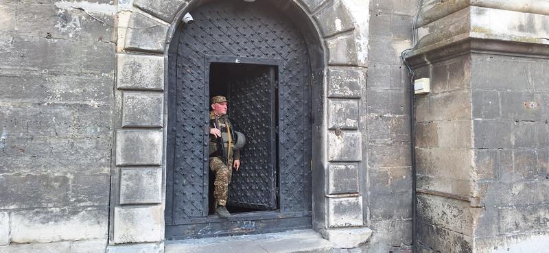 Un soldat păzește biserica Sfântul Andrei