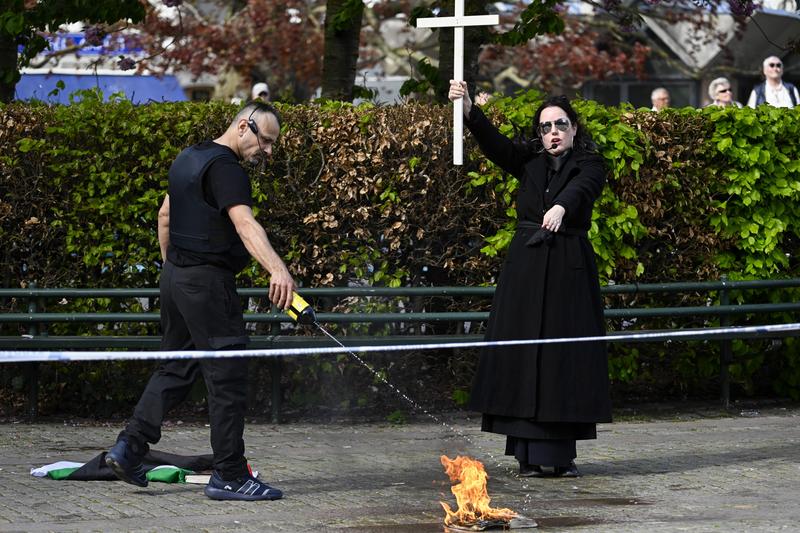Copie a Coranului arsă în Malmo (Suedia)