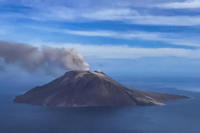 Erupția vulcanului Ruang din Indonezia