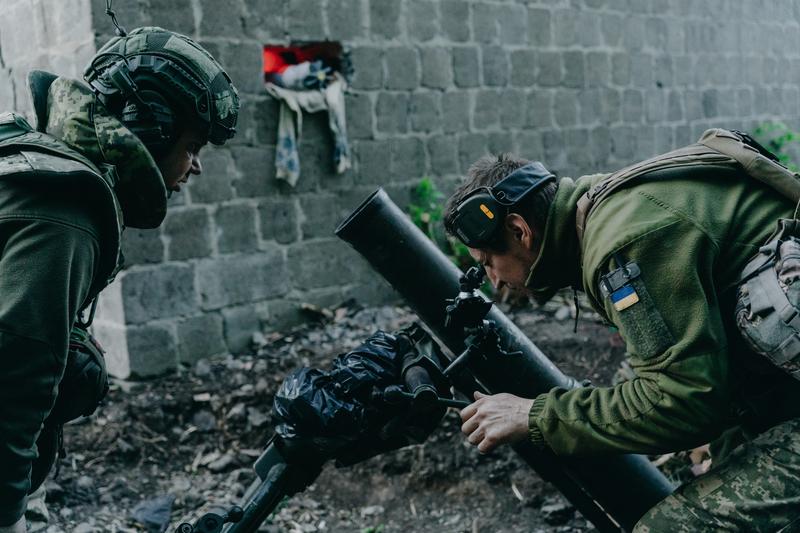 Soldați ucraineni pregătind un mortier în zona frontului din Ceasiv Iar