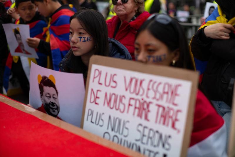Protest al tibetanilor la Paris, împotriva vizitei preşedintelui chinez Xi Jinping