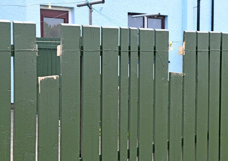 Un tânăr de 20 de ani a fost găsit ținuit de un gard, cu cuie bătute în mâine, în Irlanda de Nord