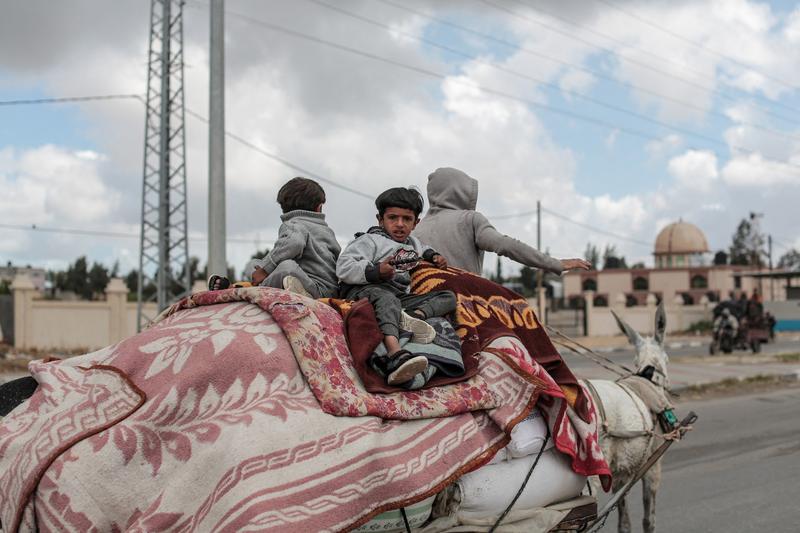 Civiilii palestinieni sunt îndemnați de armata israeliană să evacueze orașul Rafah
