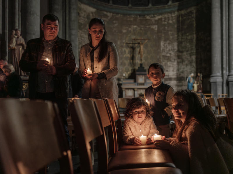 Ion, 41, și Ana Bâce, 34, împreună cu copiii lor, Antonia, 2, David, 5, și Diana, 10, în Noaptea de Înviere la Biserica greco-catolică românească din Bruxelles, Église Royale Sainte-Marie