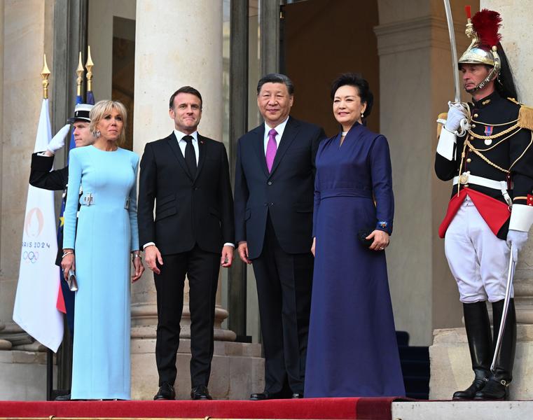Emmanuel Macron și Xi Jinping, alături de soțiile lor