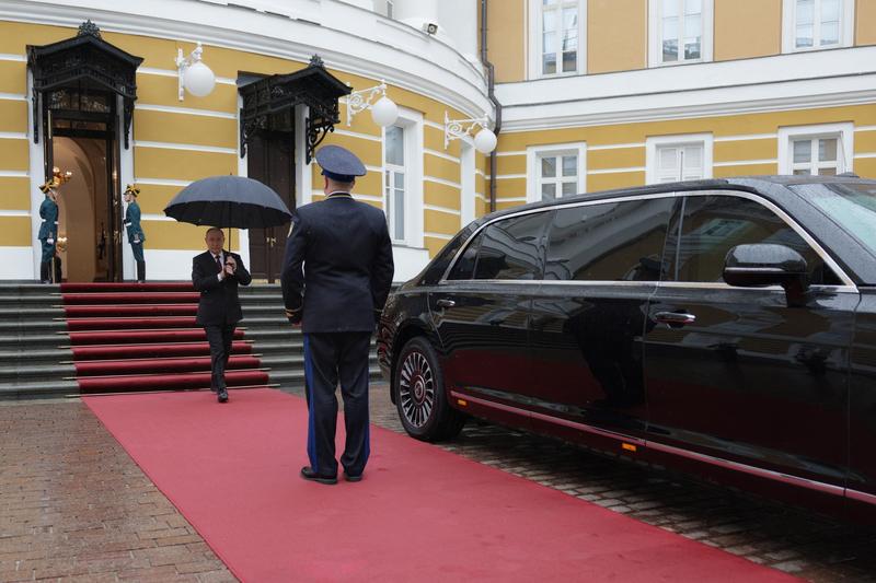 Vladimir Putin pregatindu-se sa urce intr-o limuzina Aurus Senat
