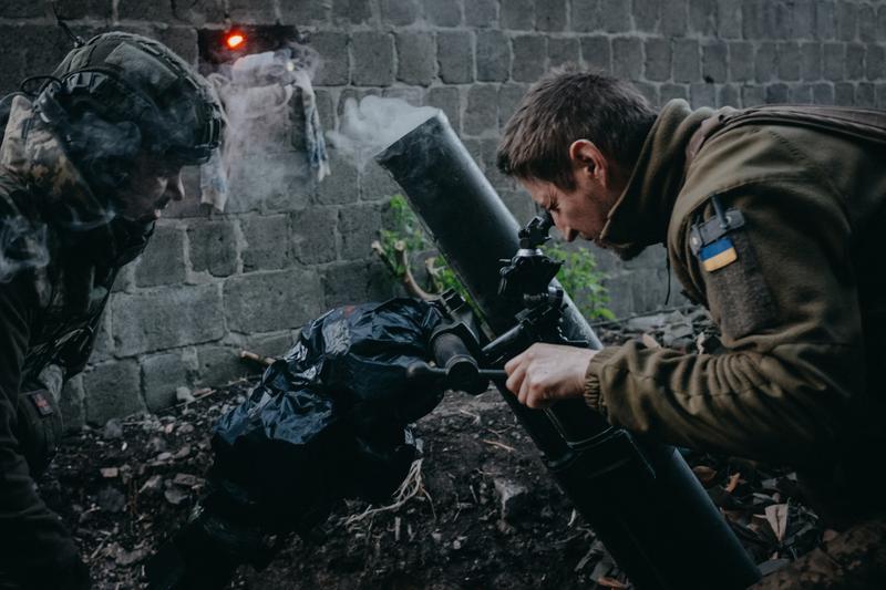 Soldații ucraineni lansează proiectile asupra pozițiilor rusești, în timp ce Brigada 225 de asalt apără orașul Ceasiv Iar din Donețk, pe 27 aprilie 2024.
