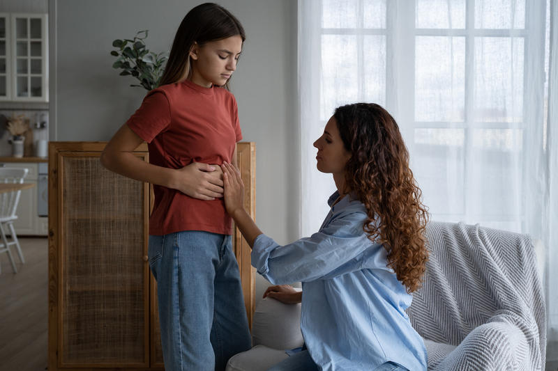 Cel mai frecvent simptom al apendicitei este durerea abdominală acută, mai ales în zona buricului sau în partea dreaptă a abdomenului