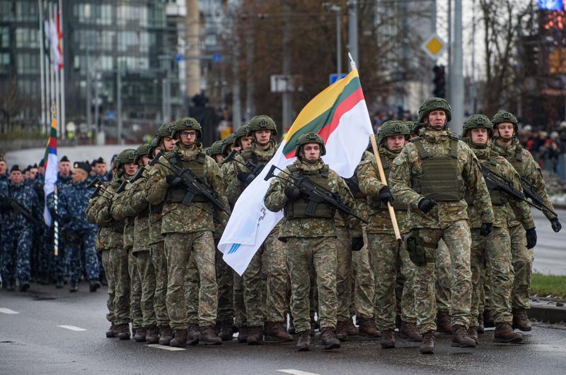 Soldați lituanieni la o paradă din Vilnius