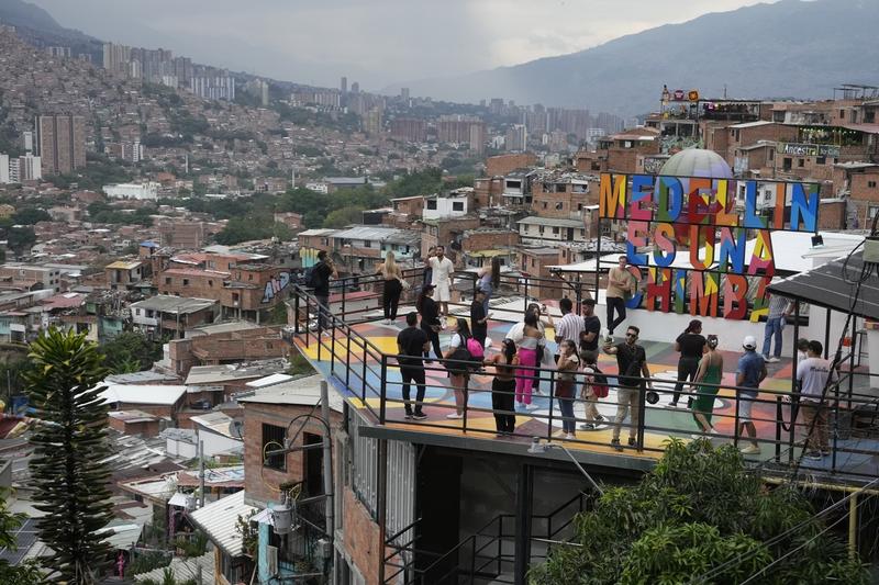 Comuna 13 din Medellin, un cartier cunoscut altădată pentru luptele dintre bandele de traficanți, acum un loc liniștit și turistic
