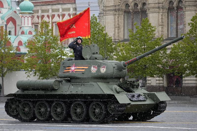 Tanc rusesc T-34 la parada de la Moscova