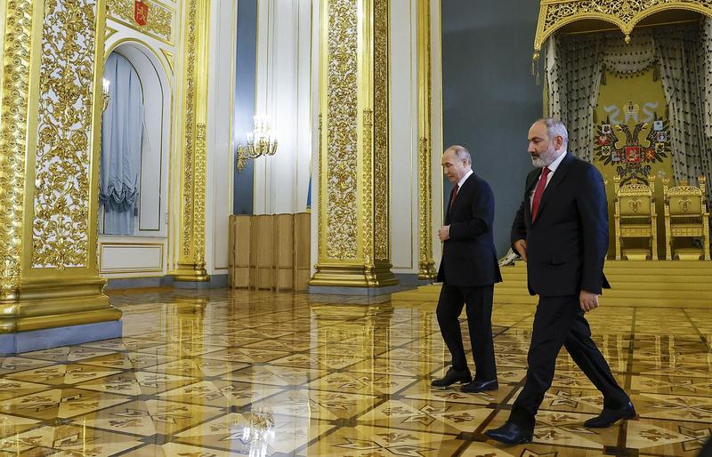 Premierul armean Nikol Pașinian și președintele rus Vladimir Putin