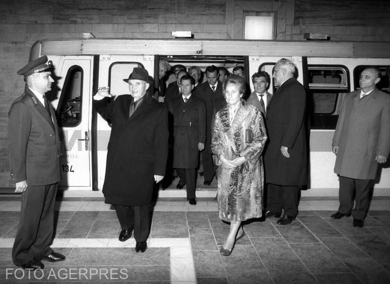 Nicolae și Elena Ceaușescu la inaugurarea tronsonului de metrou Piața Unirii - Pipera (1987)