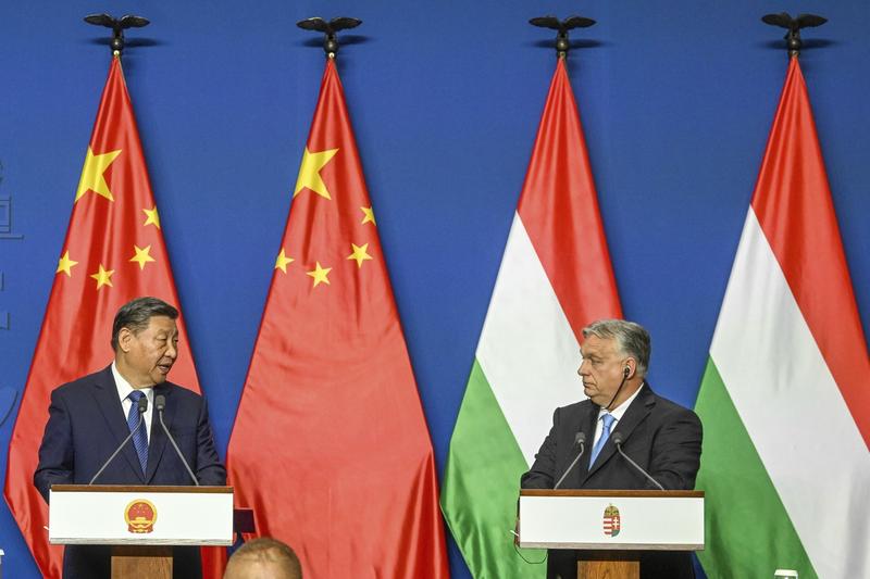 Xi Jinping si Viktor Orban