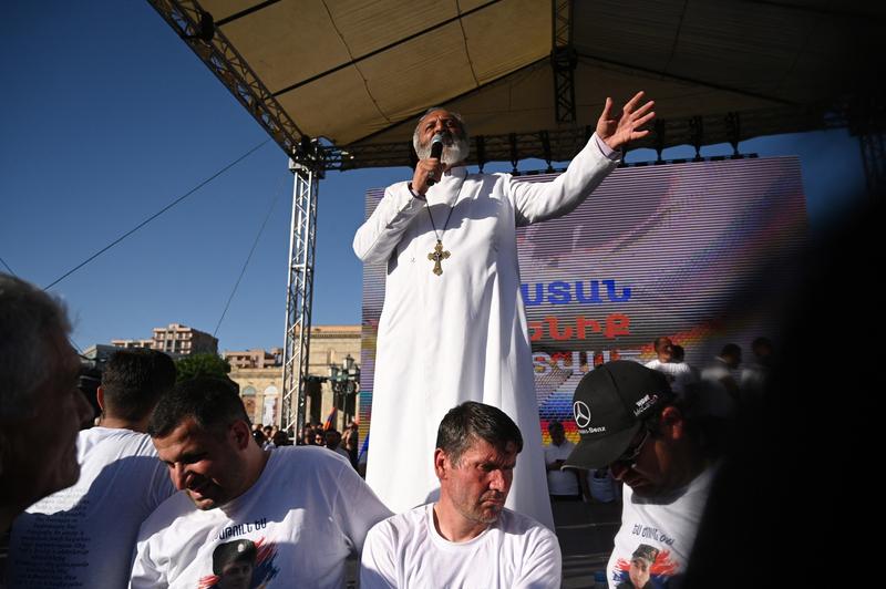 Arhiepiscopul Bagrat Galstanian cere demisia premierului Pașinian