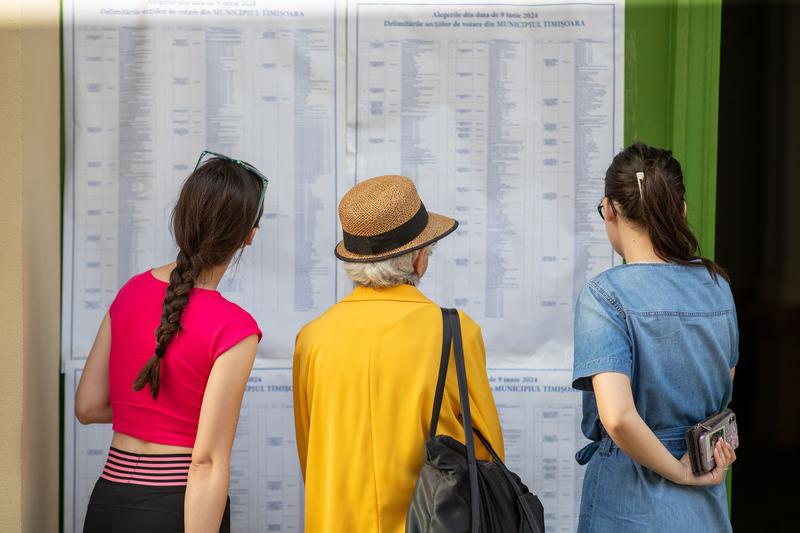 Alegători în fața unei secții de vot din Timișoara