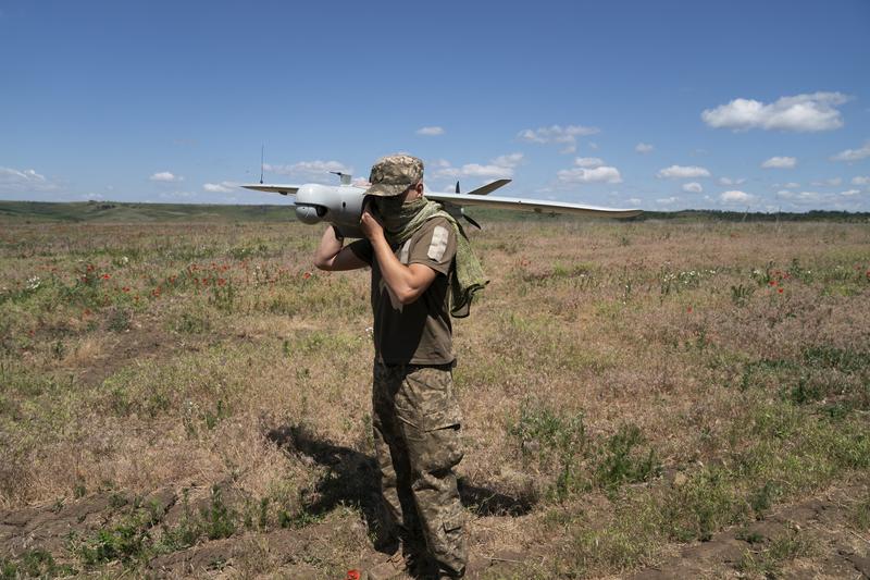 Soldat ucrainean pregătit să lanseze o dronă de supraveghere LELEKA în zona Ceasiv Iar, regiunea Donețk