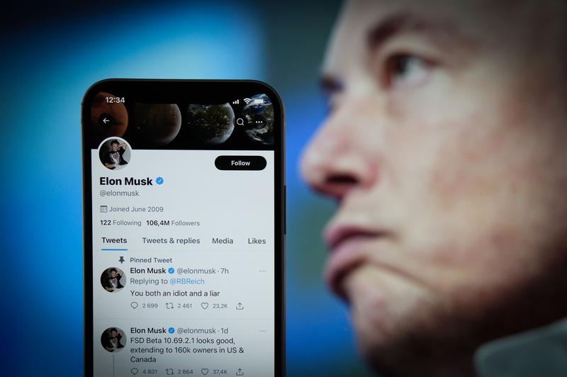 Pagina de „X” a lui Elon Musk, vazuta de pe un iPhone