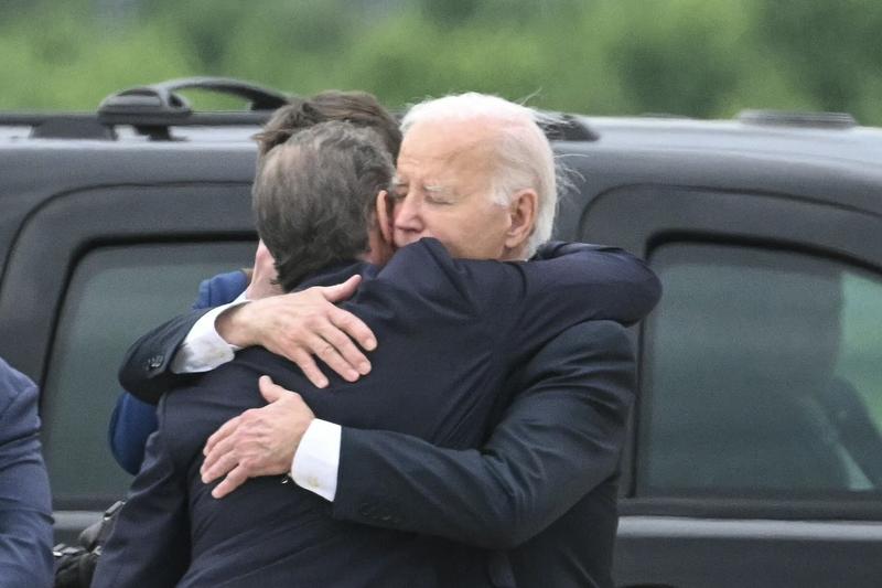 Joe Biden îl îmbrățișează pe Hunter