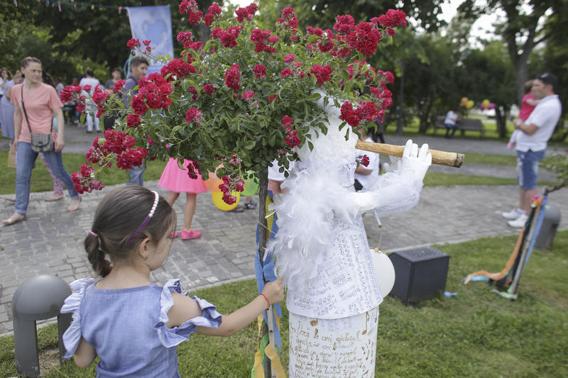 Persoane lanseaza baloane colorate umplute cu heliu in amintirea copiilor si bebelusilor decedati, in timpul unui eveniment al Organizatiei E.M.M.A, in Bucuresti, duminica, 11 iunie 2017