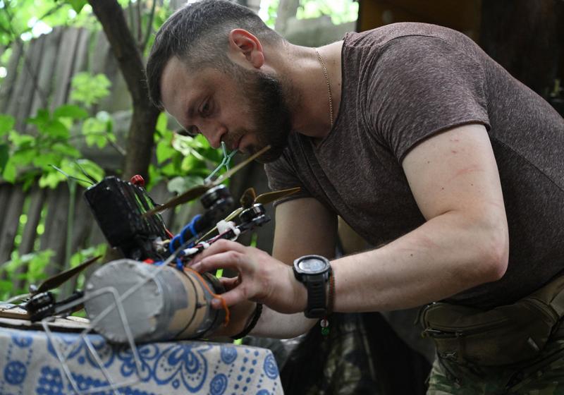 Un militar ucrainean din brigada 24 pregătește o dronă FPV pentru a o lansa spre pozițiile rusești din regiunea Donețk