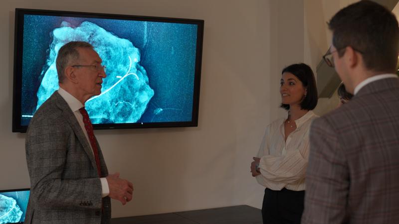 Prof. Gheorghe Peltecu, alături de dr. Laura Mustață și dr. Radu Botezatu, discutând cazul unei paciente