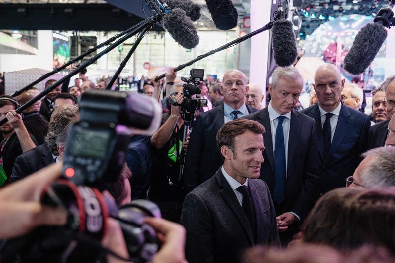 Emmanuel Macron intr-o vizita alaturi de mai multi ministri ai sai la World Moto Show (2022)