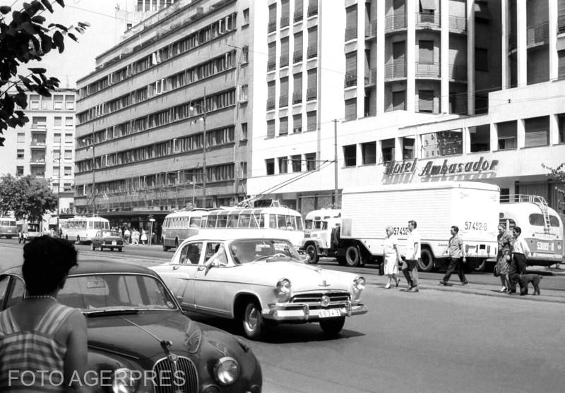Bulevardul Magheru, în dreptul hotelului Ambasador (1962)