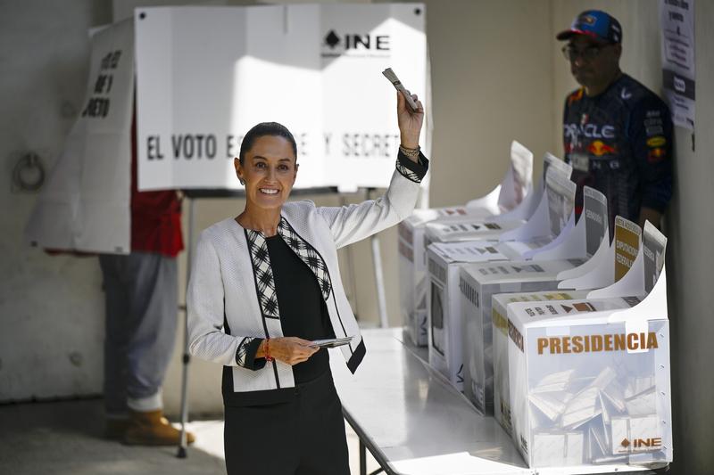 Claudia Sheinbaum, candidată la președinție din partea Partidului Morena a votat la o secție din San Andres Totoltepec, în Ciudad de Mexico, Mexic, la 2 iunie 2024