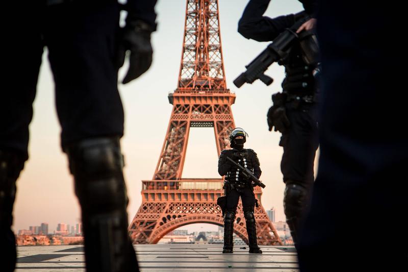 Forțele franceze de ordine, în fața Turnului Eiffel, 23 februarie 2019.