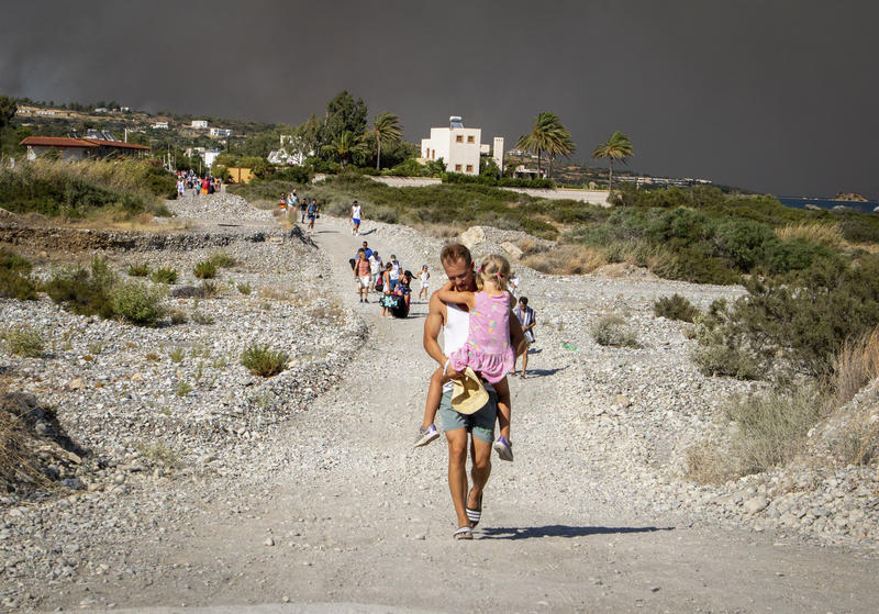În 2023, mii de turiști au fugit din calea incendiilor care au distrus zone din Rodos