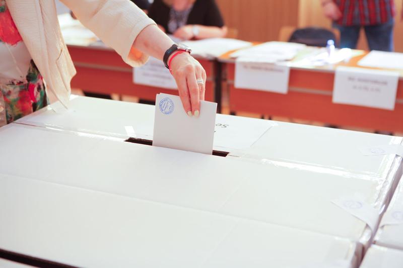 Buletin de vot introdus în urnă, alegeri