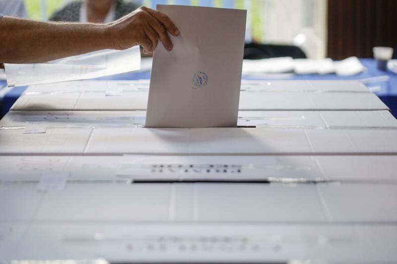 Buletin de vot introdus în urnă