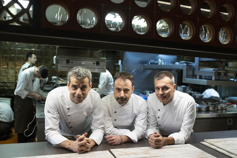 Bucătarii spanioli Mateu Casanas (S), Eduard Xatruch and Oriol Castro (D) la restaurantul lor Disfrutar din Barcelona