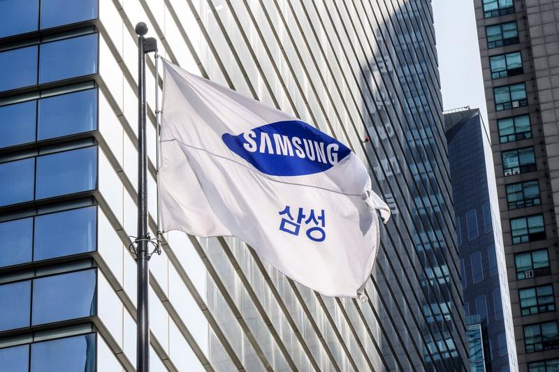 Un steag cu sigla Samsung