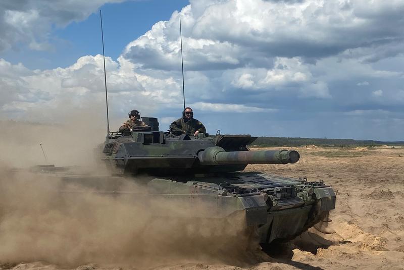 Boris Pistorius, ministrul german al apărării, sosește în zona de antrenament militar într-un tanc Leopard 2, pe 22 mai 2024, la Pabrade, în Lituania.