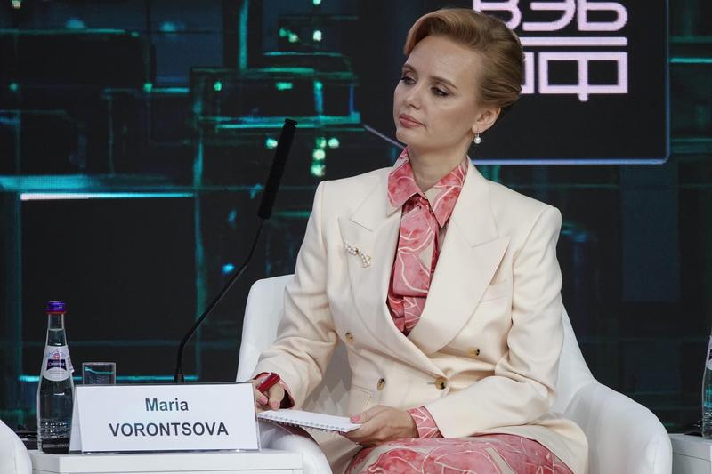 Maria Voronțova, fiica președintelui rus Vladimir Putin, acordă un interviu în cadrul Forumului Economic Internațional de la Sankt Petersburg, 7 iunie 2024. 