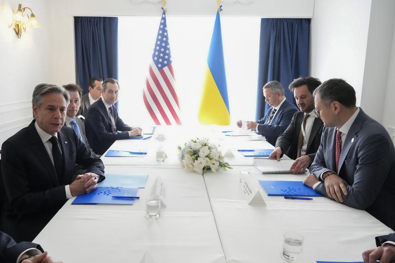 Secretarul de stat al SUA, Antony Blinken și ministrul de externe al Ucrainei, Dmitro Kuleba, la o întâlnire bilaterală în marja reuniunii miniștrilor de externe ai G7, pe insula Capri, Italia, 18 aprilie 2024.