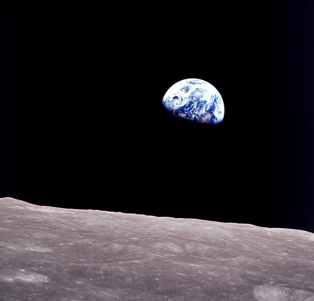 Realizată la bordul Apollo 8 de Bill Anders, această fotografie emblematică arată Pământul care se zărește de dincolo de suprafața lunară în 1968